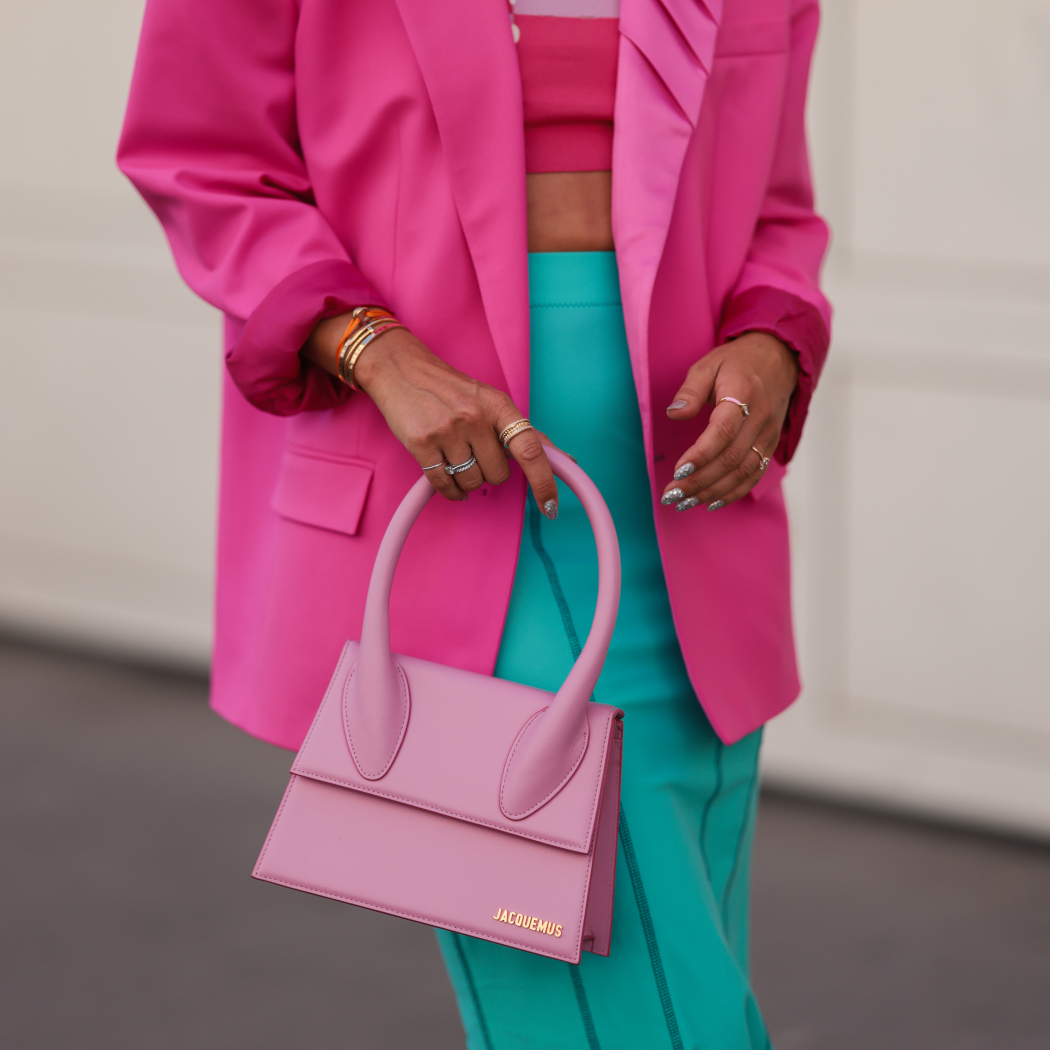 Modne dodatki jesień-zima 2022/2023. Te akcesoria podkręcą stylizacje! 6 wiodących trendów sezonu